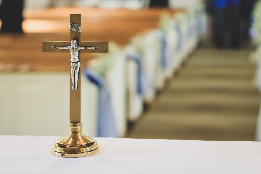 crucifixo sobre o altar