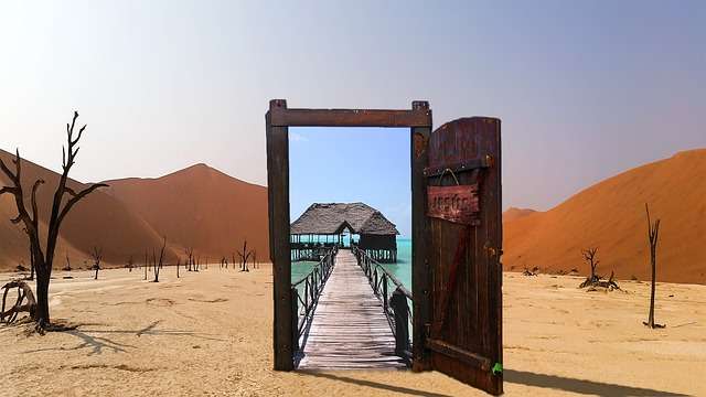 Trabalhe para você mesmo - porta aberta no meio do deserto mostrando um pedaço do mar