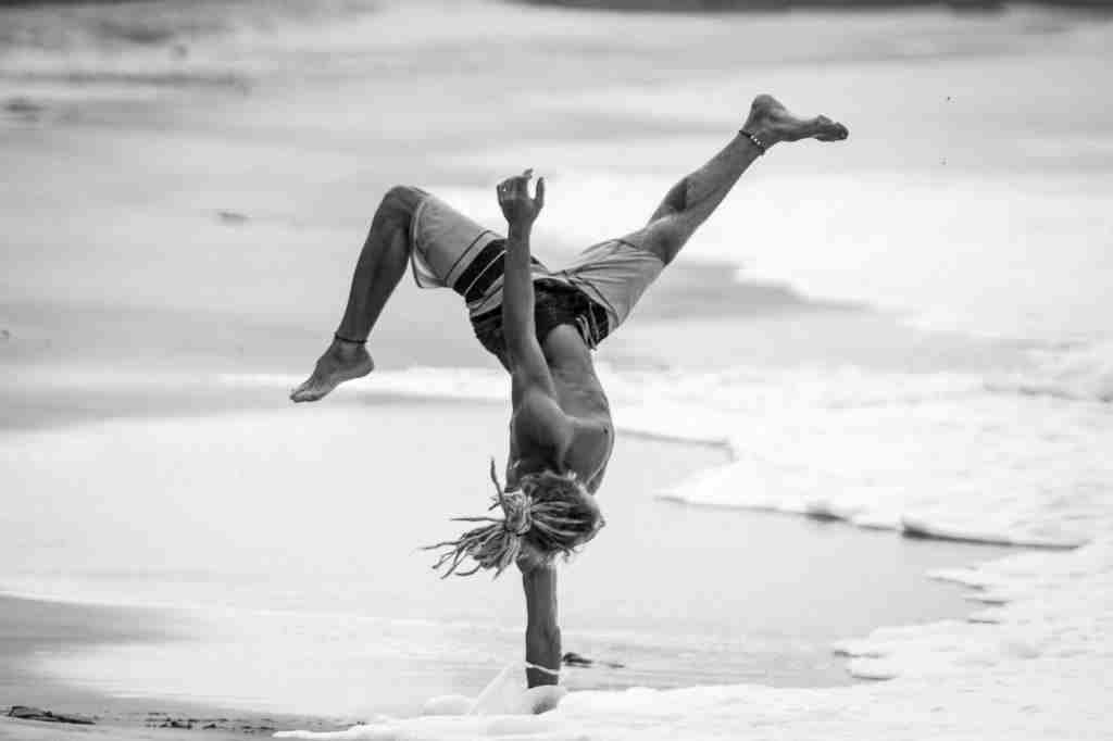 jogando capoeira na praia