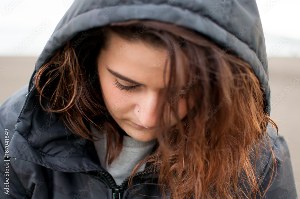 Mujer joven blanca pensamientos tristeza