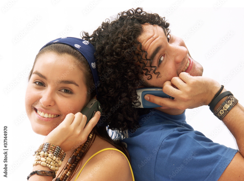 Pareja joven conversando por teléfono celular.